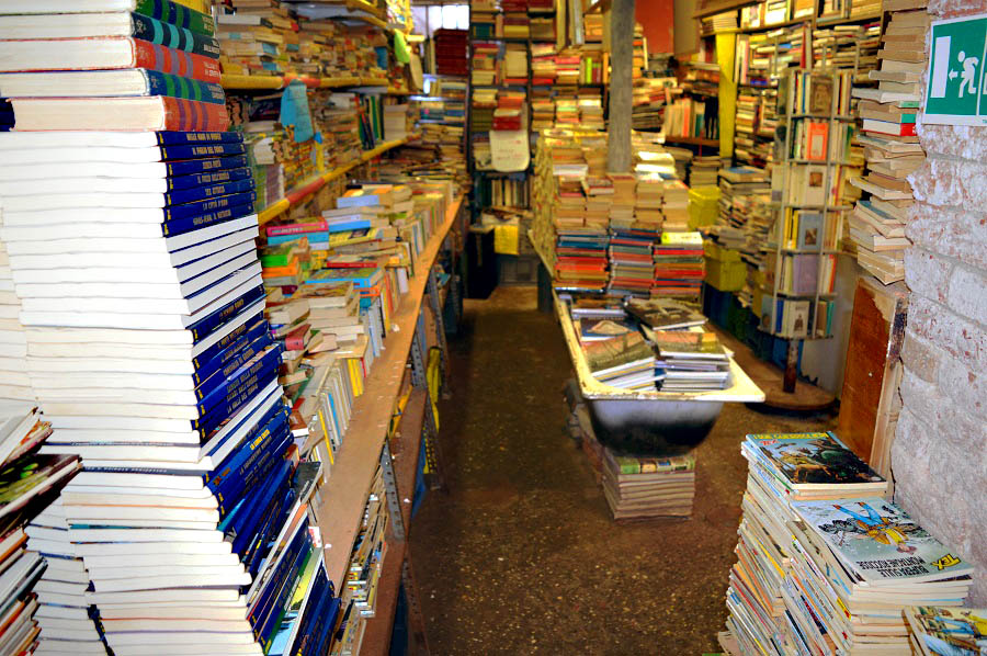 Bathtub inside the Acqua Alta shop