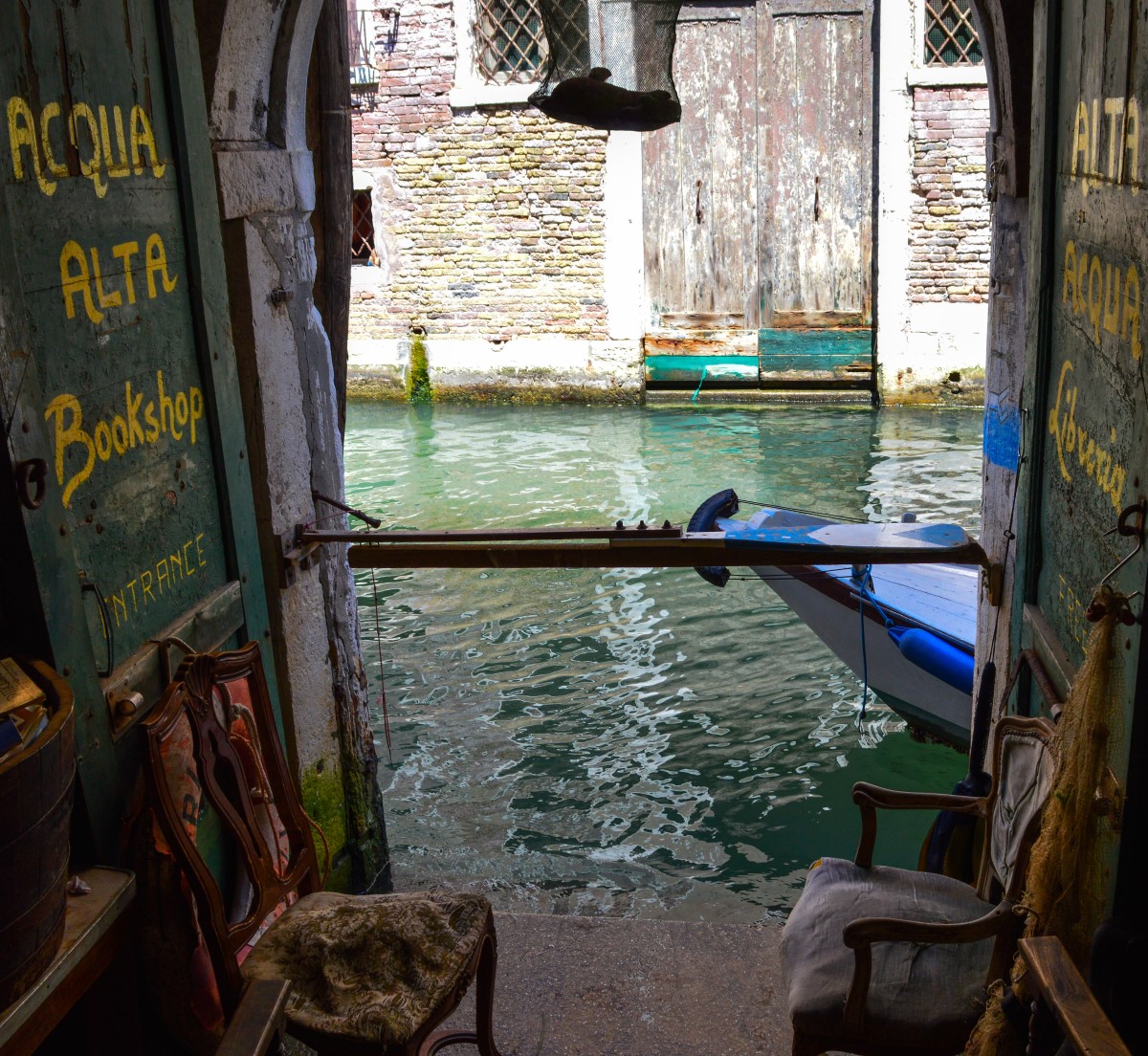 acqua-alta-bookshop.jpg