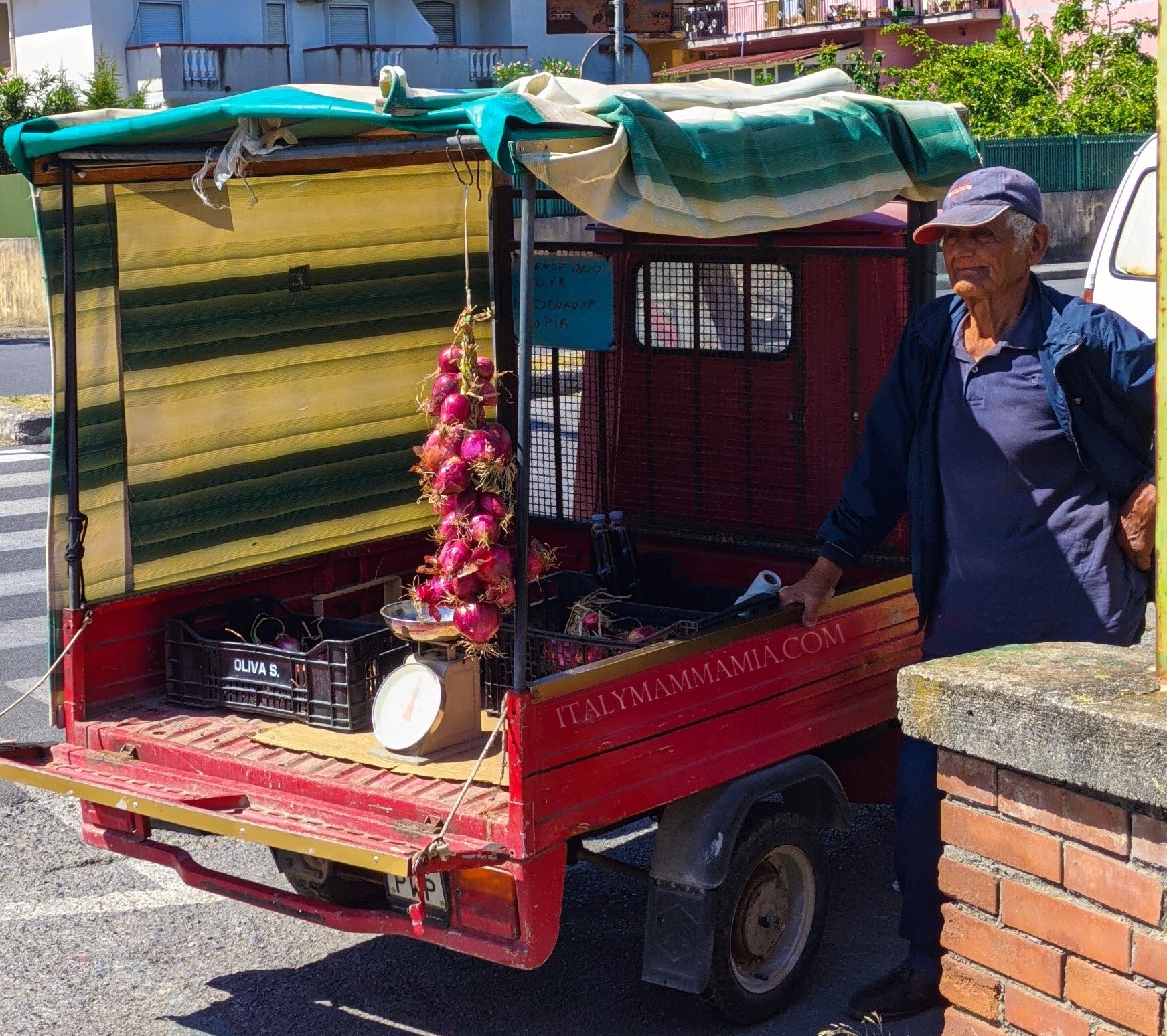 ape-tropea-red-onions-market.jpg