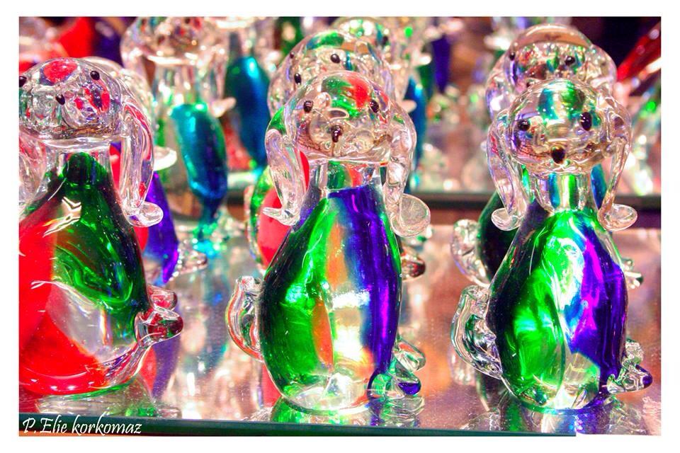 It is so easy to get ripped off in the shops around St Marks Square, that's why this Murano glass buying guide is essential reading...