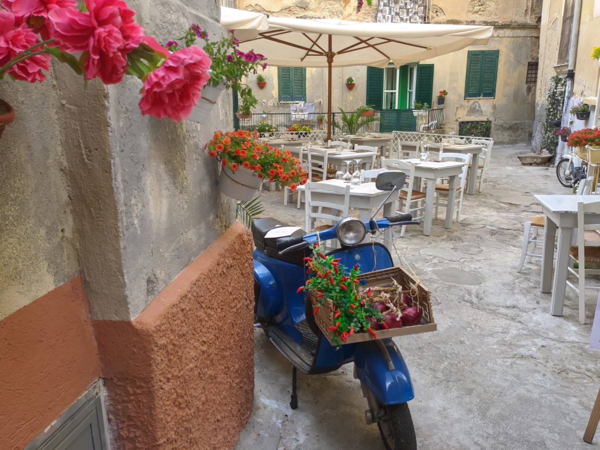 red-onion-vespa-tropea.jpg