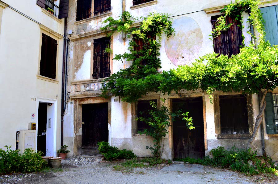 Carabinieri Building