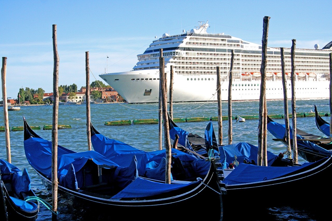Cruise ship in Venice, Italy. This must be STOPPED.