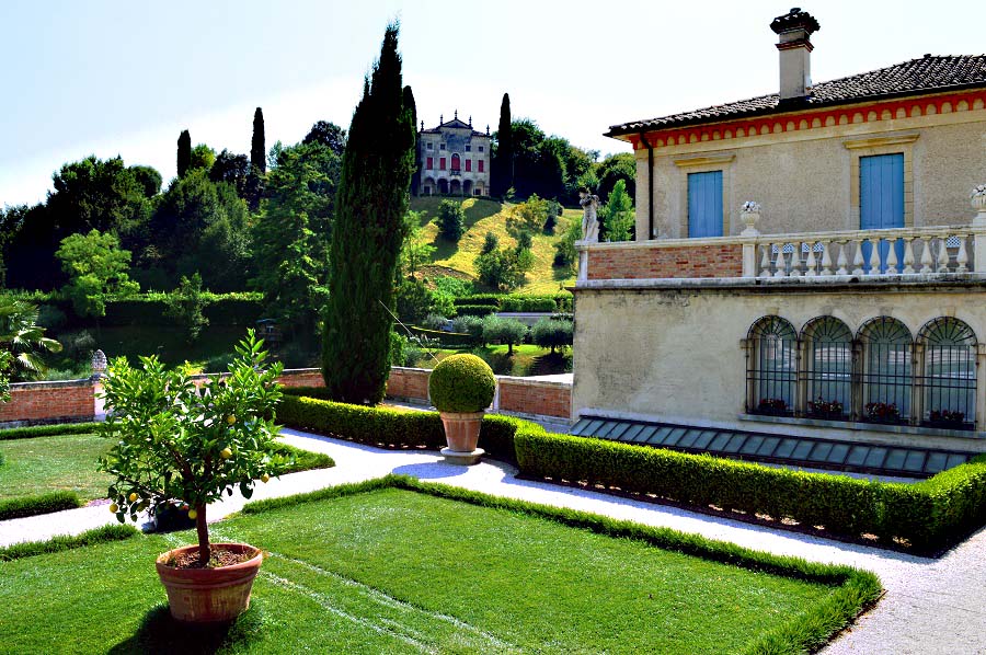 Near Venice you will find one of the Veneto's best kept secrets, the village of Asolo, known as the "city of a hundred horizons." 